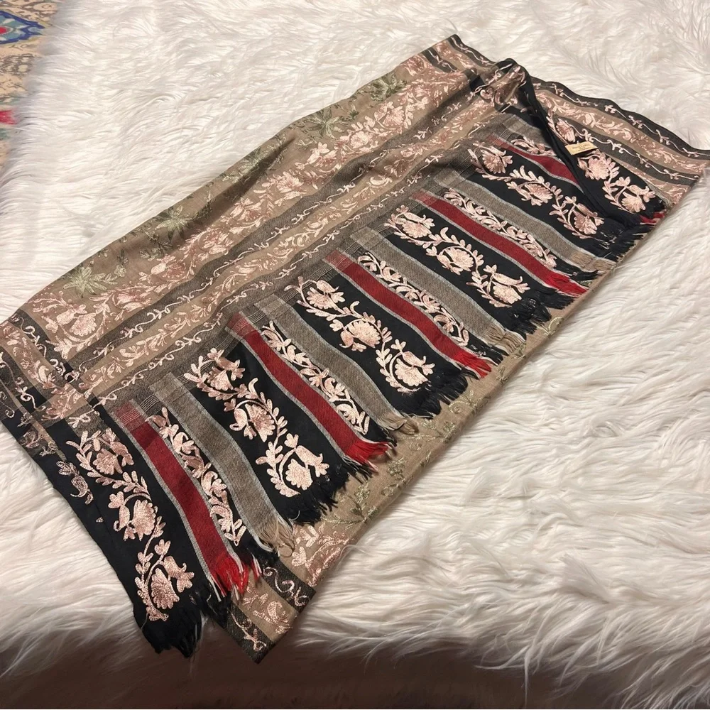 Monte Carlo shawls heavily embroidered shawl - Picture 4 of 5